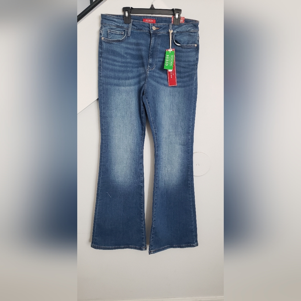 GUESS Highwaisted Flare jeans NWT Size 31x32 (12/31)